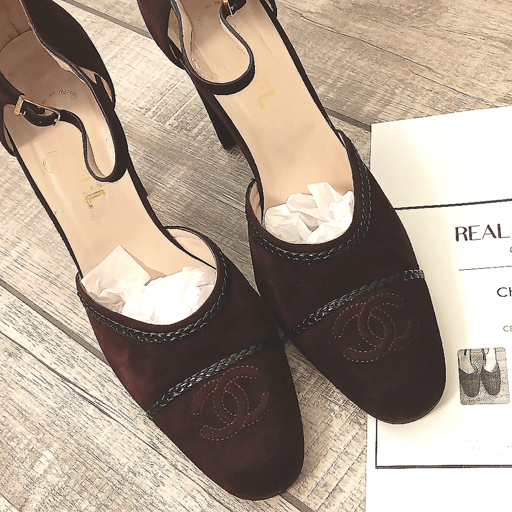 CHANEL CC VINTAGE HEELS...SIZE 40.5